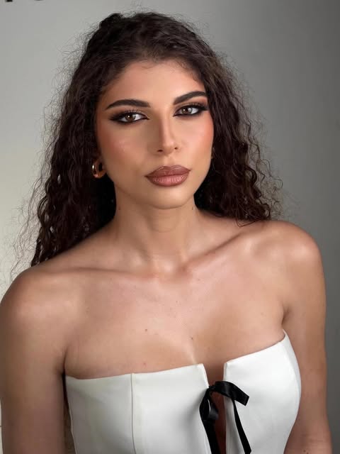 Sposa con parasole, trucco audace e femminile