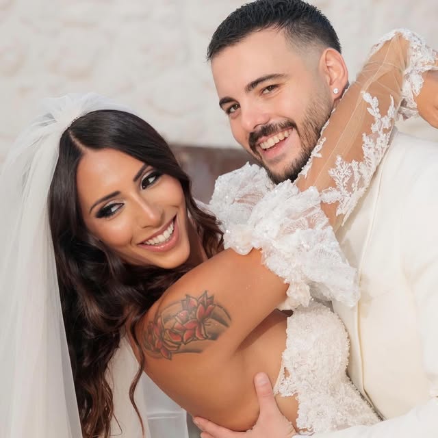 La sposa Federica con lo sposo il giorno del matrimonio in Puglia